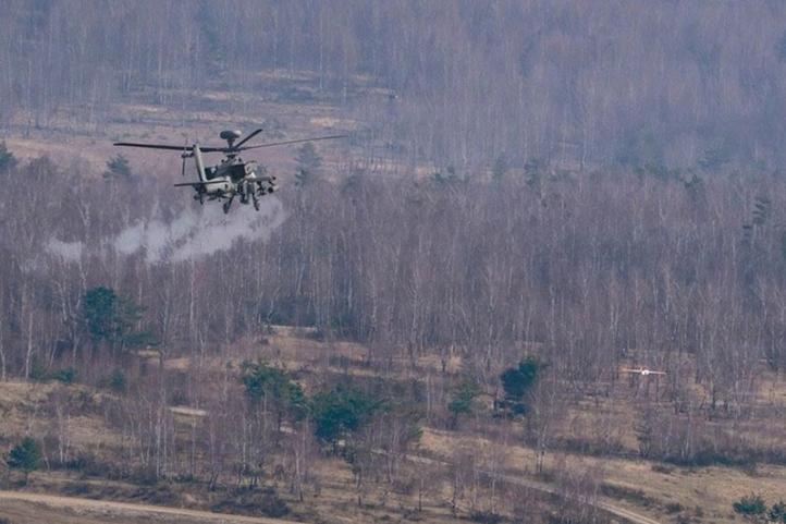 Batalion szturmowy, wykorzystując AH-64E, walczy z bezzałogowym statkiem powietrznym podczas operacji Skyfall (fot. CPL Grant Hockley, United States Army)