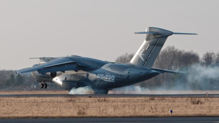Embraer KC-390 Millennium na lotnisku w Bydgoszczy (fot. Krzysztof Dymel, Port Lotniczy Bydgoszcz, Facebook)