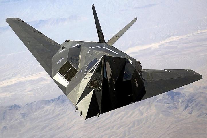F-117 Nighthawk (fot. Staff Sgt. Aaron Allmon II, Domena publiczna, Wikimedia Commons)