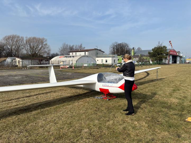 Grob Astir CS na lotnisku Inowrocław - przywitanie szampanem (fot. Aeroklub Kujawski)