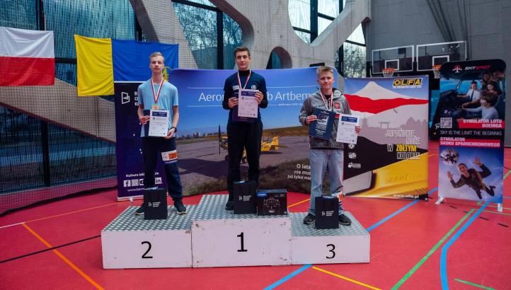 Międzynarodowe Zawody Modeli Szybowców Halowych F1N WARSAW CUP - podium klasyfikacji Junior (fot. Bogdan Wierzba)