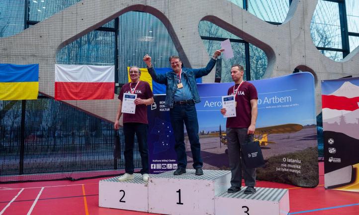 Międzynarodowe Zawody Modeli Szybowców Halowych F1N WARSAW CUP - podium klasyfikacji overall (fot. Bogdan Wierzba)