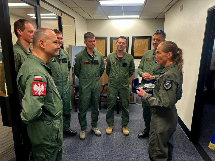 Piloci-instruktorzy 4 Skrzydła Lotnictwa Szkolnego z wizytą w Test Pilot School (fot. 4 Skrzydło Lotnictwa Szkolnego)4