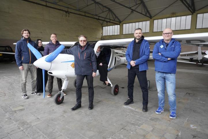 Pipistrel Velis Electro dla ZDZ w Katowicach w hangarze na lotnisku Katowice-Muchowiec (fot. SkyDream)2