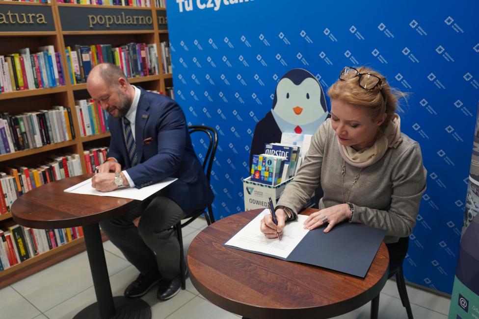 Prezes zarządu Kraków Airport Łukasz Strutyński i dyrektor Biblioteki Kraków Agnieszka Staniszewska-Mól podpisali porozumienie (fot. Biblioteka Kraków)