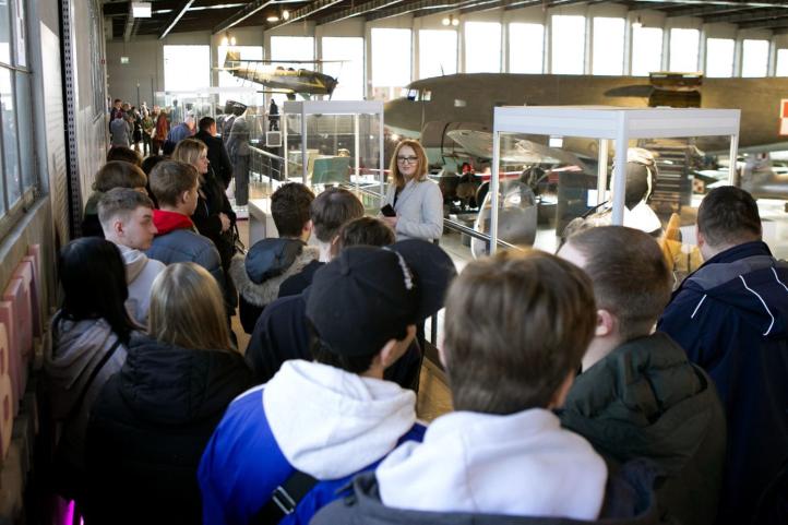 Przewodnik oprowadza po Muzeum Lotnictwa Polskiego (fot. Muzeum Lotnictwa Polskiego)