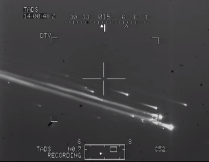 Rozpad promu Columbia, przypadkowo zarejestrowany przez kamerę termowizyjną śmigłowca Apache (fot. United States, Domena publiczna, Wikimedia Commons)