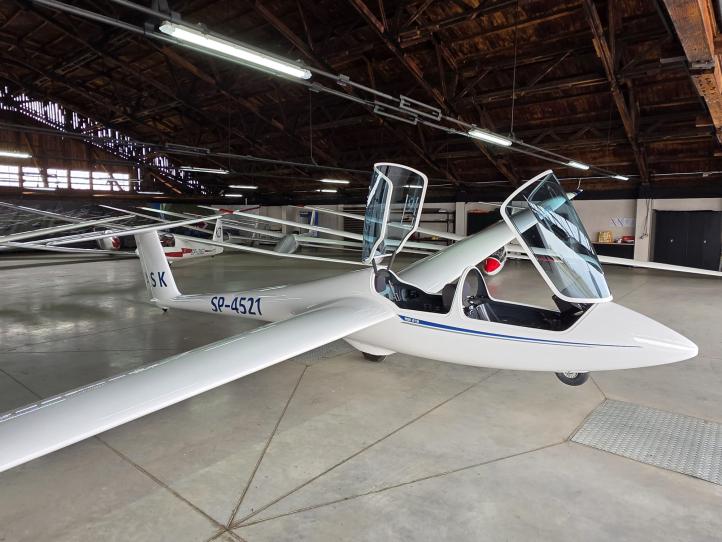 Szybowiec ASK 21B (SP-4521) Aeroklubu Ostrowskiego (fot. Aeroklub Ostrowski)3