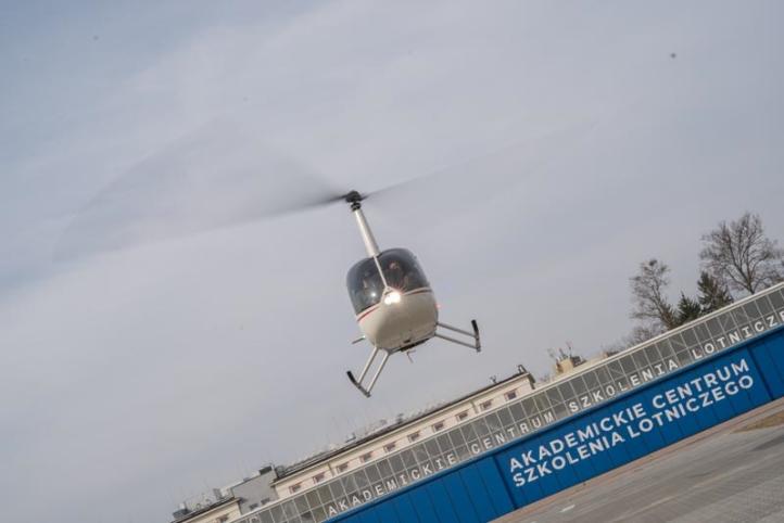 W Szkole Orląt pierwsi kursanci zasiedli za sterami lekkiego śmigłowca R44 Robinson (fot. Łukasz Kermel)2