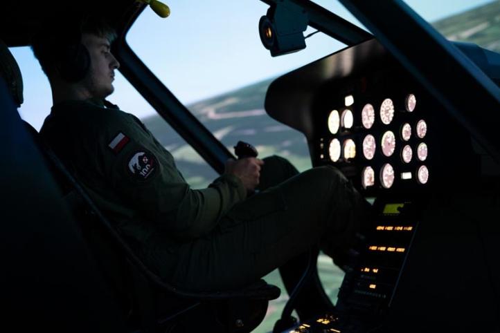 W Szkole Orląt pierwsi kursanci zasiedli za sterami lekkiego śmigłowca R44 Robinson (fot. Łukasz Kermel)3