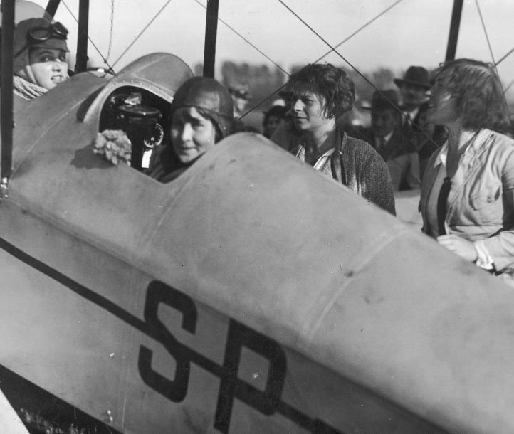Wanda Olszewska i Maria Wardasówna przy samolocie PZL.5a SP-AFP „Śląsk” po wylądowaniu w Warszawie, 07.10.1931 r. (fot. NAC)