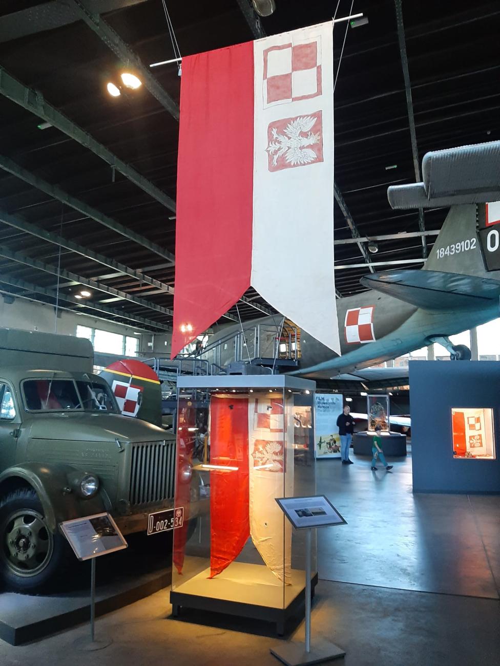 Flaga lotnicza z okresu II wojny światowej w Muzeum Lotnictwa Polskiego w Krakowie (fot. Muzeum Lotnictwa Polskiego)2