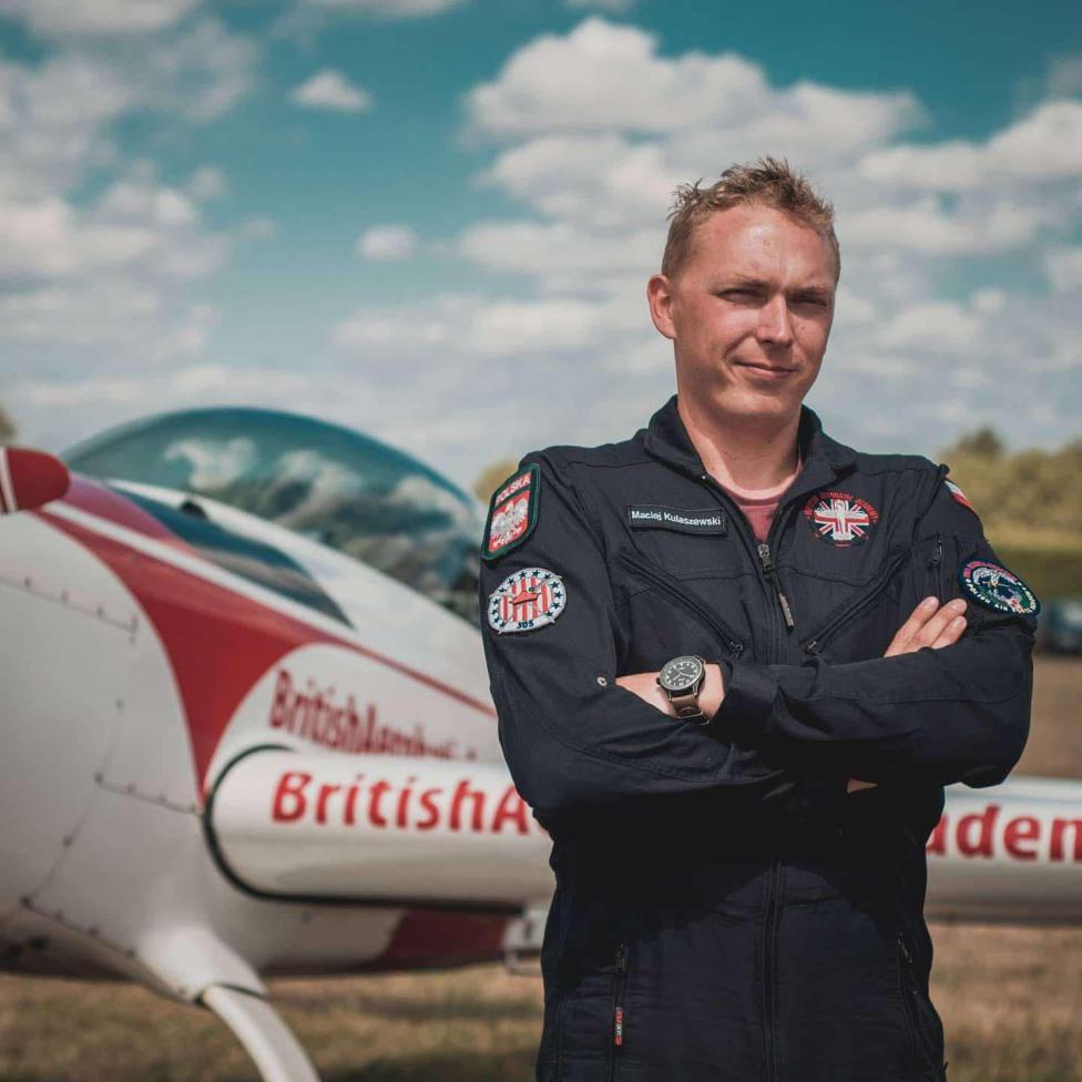 Maciej Kulaszewski przed samolotem (fot. Aeroklub Polski)