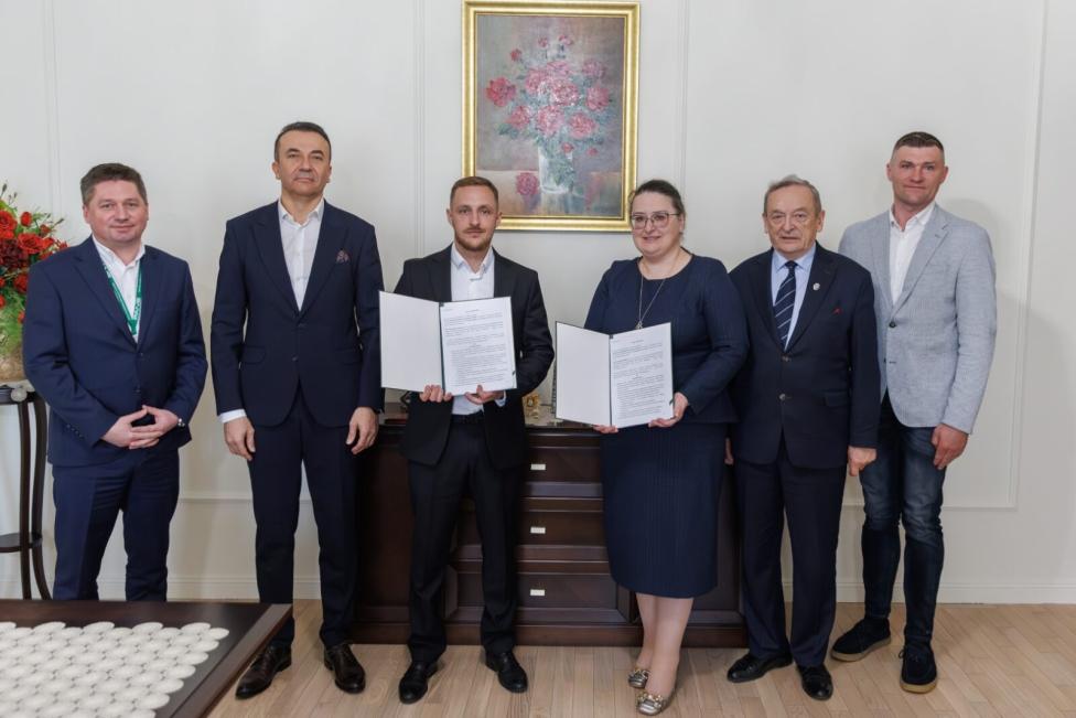 Podpisano umowę na budowę nowoczesnego hangaru wraz z częścią socjalno-biurową na lotnisku w Depułtyczach Królewskich (fot. PANS w Chełmie)