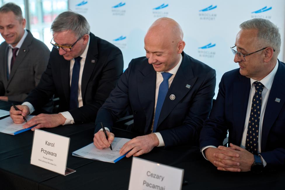 Port Lotniczy Wrocław podpisał umowę na projekt rozbudowy terminalu (fot. Port Lotniczy Wrocław)2