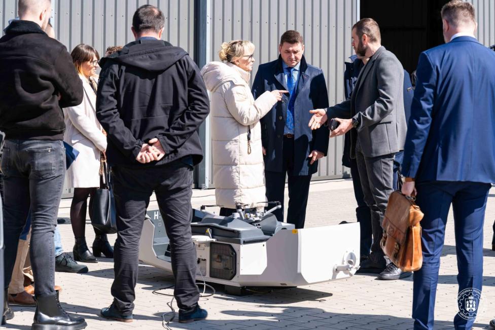 Prezentacja dronów podczas wizyty policjantów z Norwegii (fot. Politechnika Poznańska)