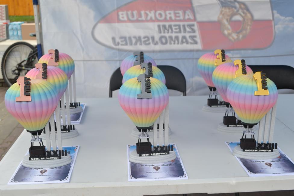 XXIII Zamojskie Zawody Modeli Balonów - trofea dla zwycięzców (fot. Roman Bikowski)