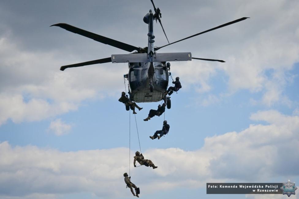 Ćwiczenia wysokościowe z wykorzystaniem policyjnego śmigłowca Black Hawk (fot. KWP w Rzeszowie)2