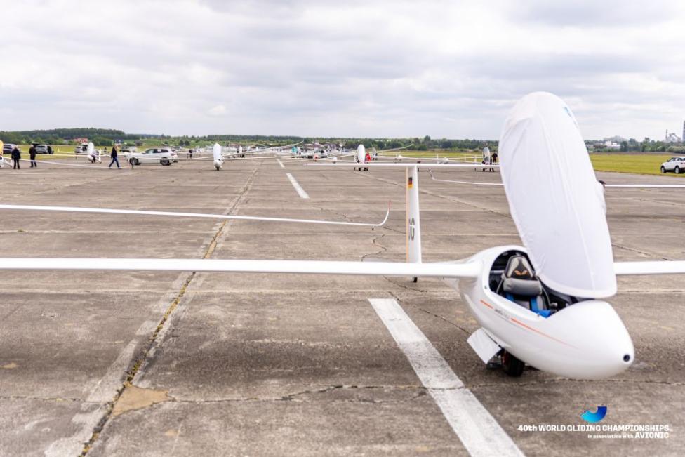 40. Szybowcowe Mistrzostwa Świata FAI - szybowce na lotnisku (fot. 40th World Gliding Championships with Avionic, Facebook)