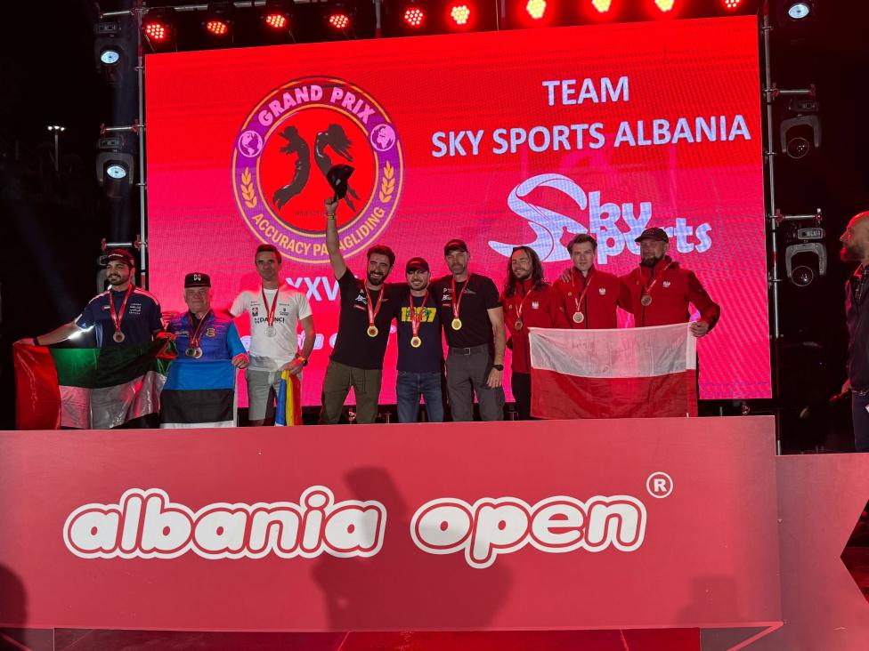 Albania Open - Grand Prix Accuracy Paragliding - podium drużynowe (fot. Paweł Grzybowski)