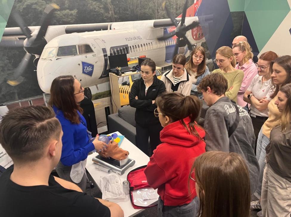 Czy leci z nami lekarz - szkolenie w Centrum Edukacji Lotniczej Kraków Airport (fot. Kraków Airport)2