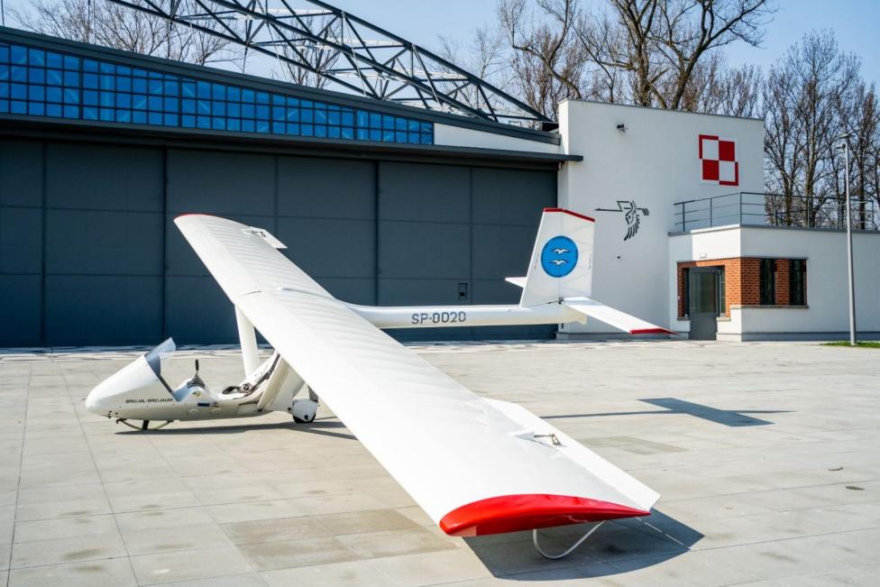 PW-2 Gapa przed hangarem (fot. Muzeum Lotnictwa Polskiego)2