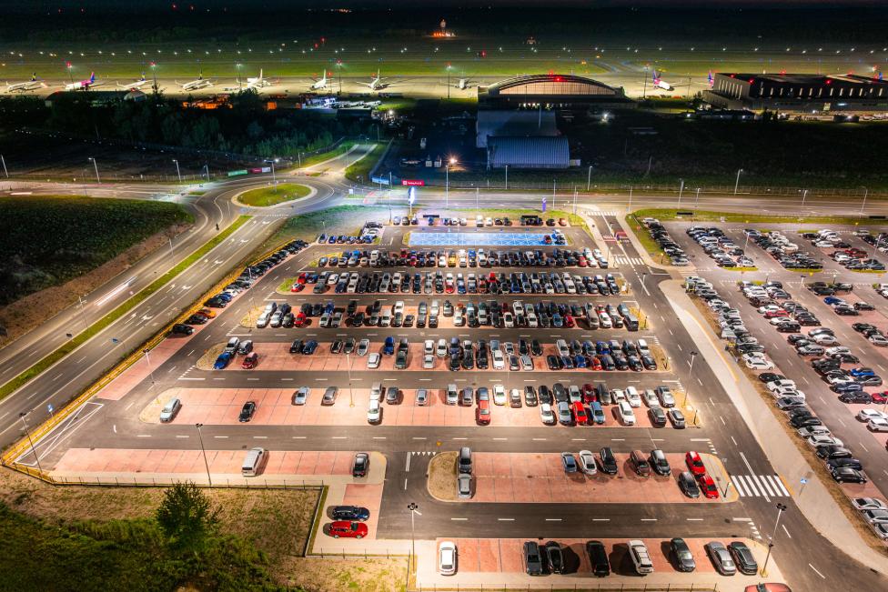 Parking P4 w Porcie Lotniczym Katowice nocą (fot. Piotr Adamczyk)2