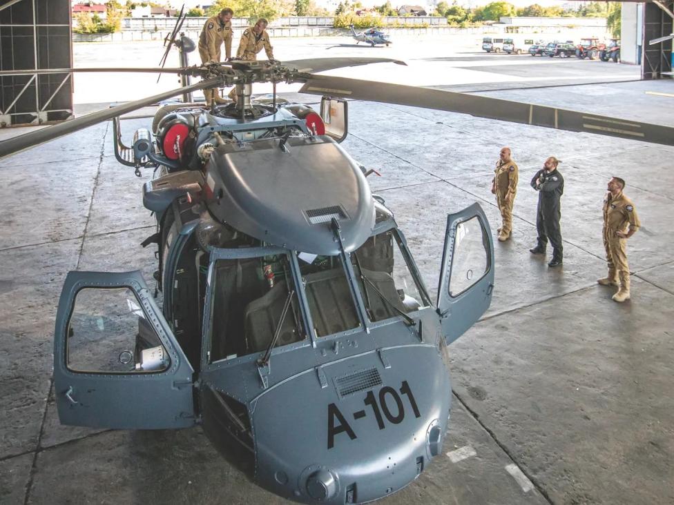 S-70i Black Hawk Policji w hangarze (fot. Jacek Herok)