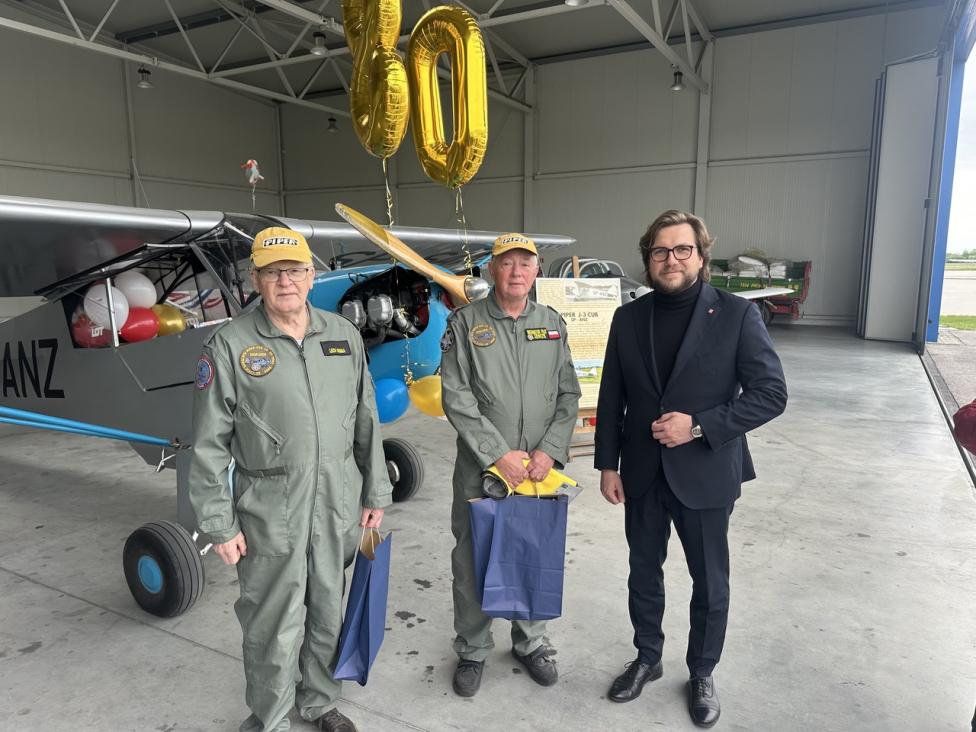 Sylwester Szewczyk, Lech Koska i Juliusz Wiernicki, Prezydent Piotrkowa Trybunalskiego przed samolotem Piper J-3 Cub (fot. Aeroklub Ziemi Piotrkowskiej)