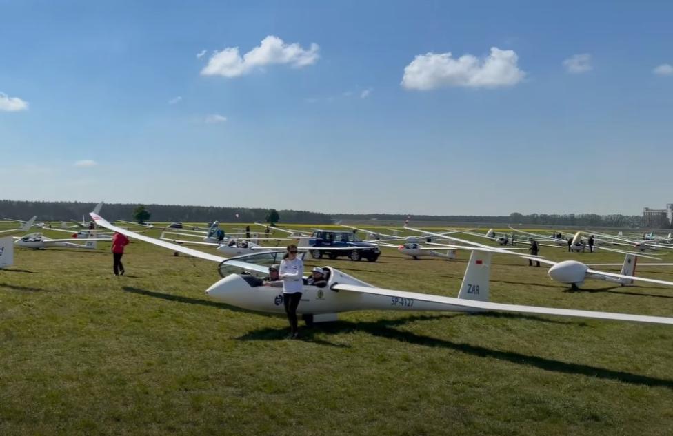 Szybowcowe Mistrzostwa Polski w Lesznie - szybowce na lotnisku (fot. Glide&amp;Race Leszno, Facebook)