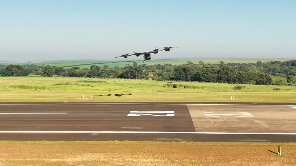 eVTOL firmy Eve nad lotniskiem (fot. Eve Air Mobility)