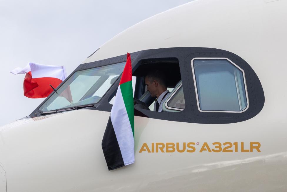 A321LR Etihad Airways - piloci wywieszają flagi Zjednoczonych Emiratów Arabskich i Polski z okien kabiny (fot. Etihad Airways)