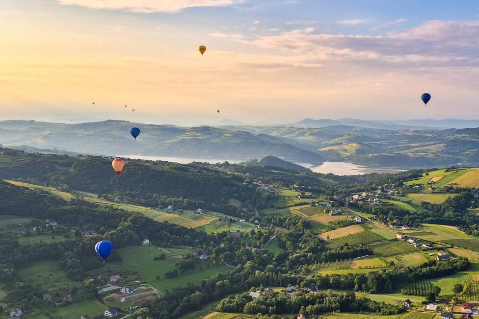 Balony nad Jeziorem Rożnowskim (fot. Małopolski Festiwal Balonów 'Odlotowa Małopolska')