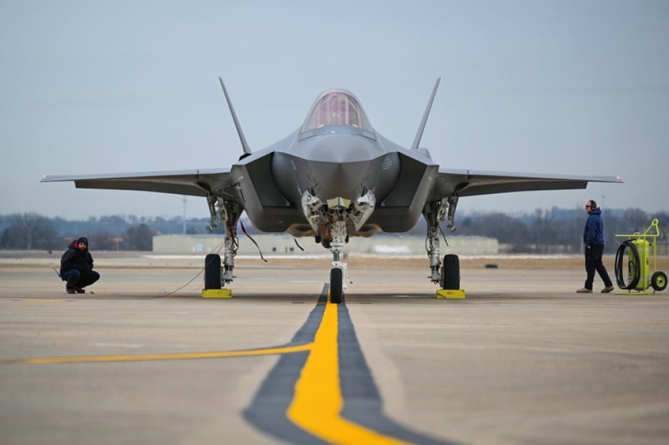F-35A Husarz na lotnisku - widok z przodu z bliska (fot. Abigail-Duell, USAF)