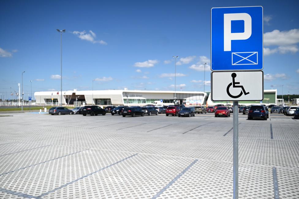 Miejsca do parkowania przed Portem Lotniczym Lublin (fot. Port Lotniczy Lublin)2