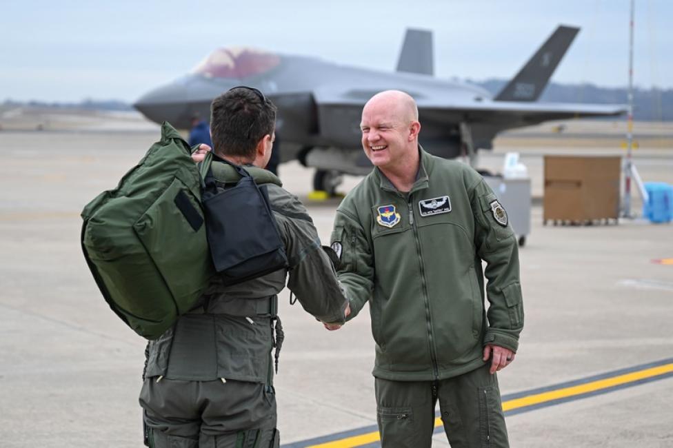 Pilot F-35A Husarz na lotnisku (fot. Abigail-Duell, USAF)