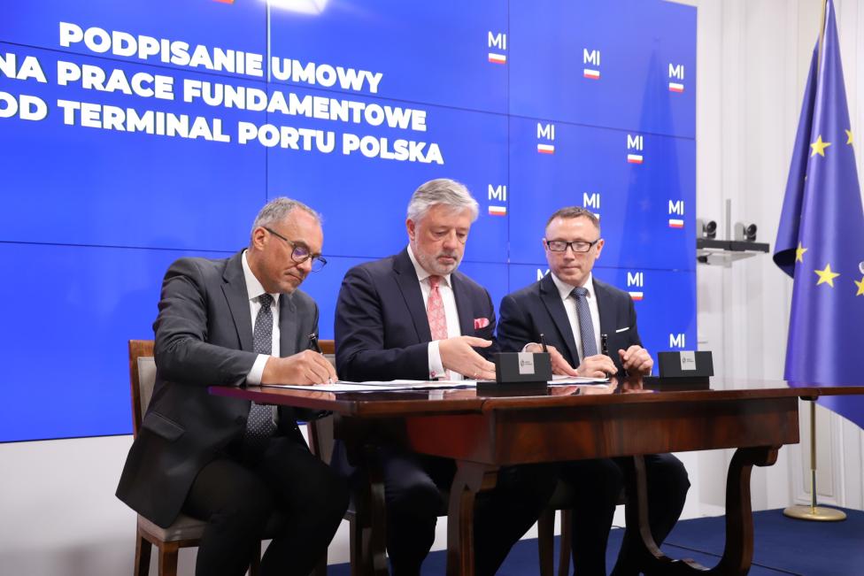 Podpisano umowę na prace fundamentowe pod terminal pasażerski (fot. portpolska.pl)
