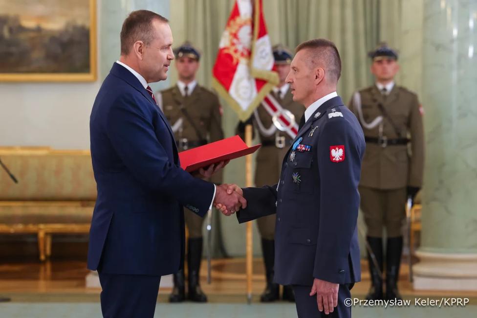 Prezydent RP Karol Nawrocki mianował gen. dyw. pil. Ireneusza Nowaka na stanowisko Dowódcy Operacyjnego Rodzajów Sił Zbrojnych (fot. Przemysław Keler, KPRP)2