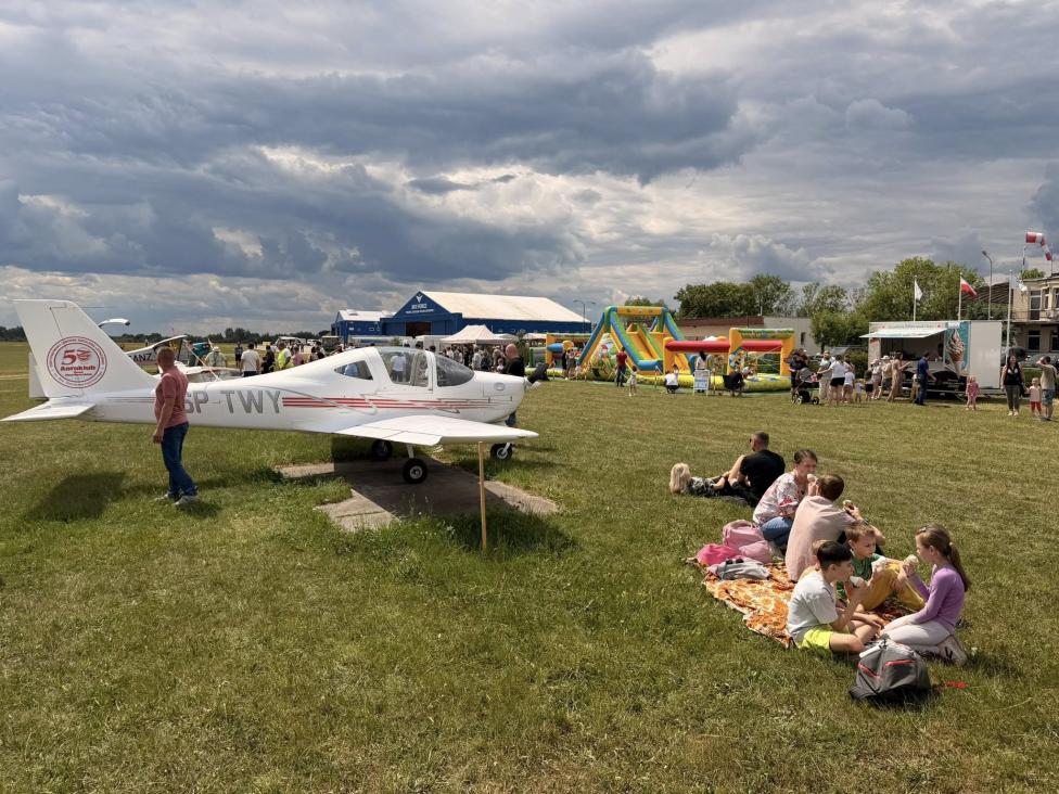 Rodzinne święto na lotnisku Aeroklubu Ziemi Piotrkowskiej (fot. Aeroklub Ziemi Piotrkowskiej)2