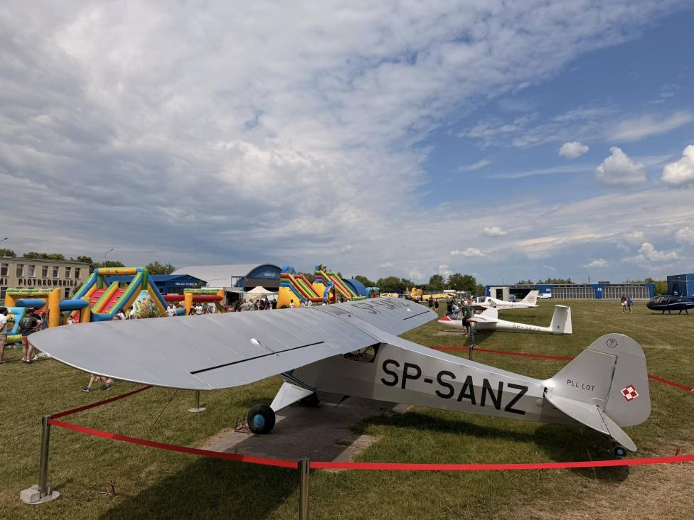 Rodzinne święto na lotnisku Aeroklubu Ziemi Piotrkowskiej (fot. Aeroklub Ziemi Piotrkowskiej)3