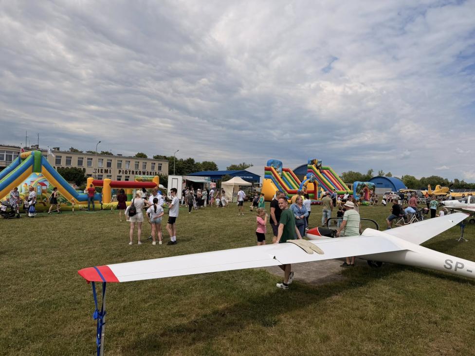 Rodzinne święto na lotnisku Aeroklubu Ziemi Piotrkowskiej (fot. Aeroklub Ziemi Piotrkowskiej)4