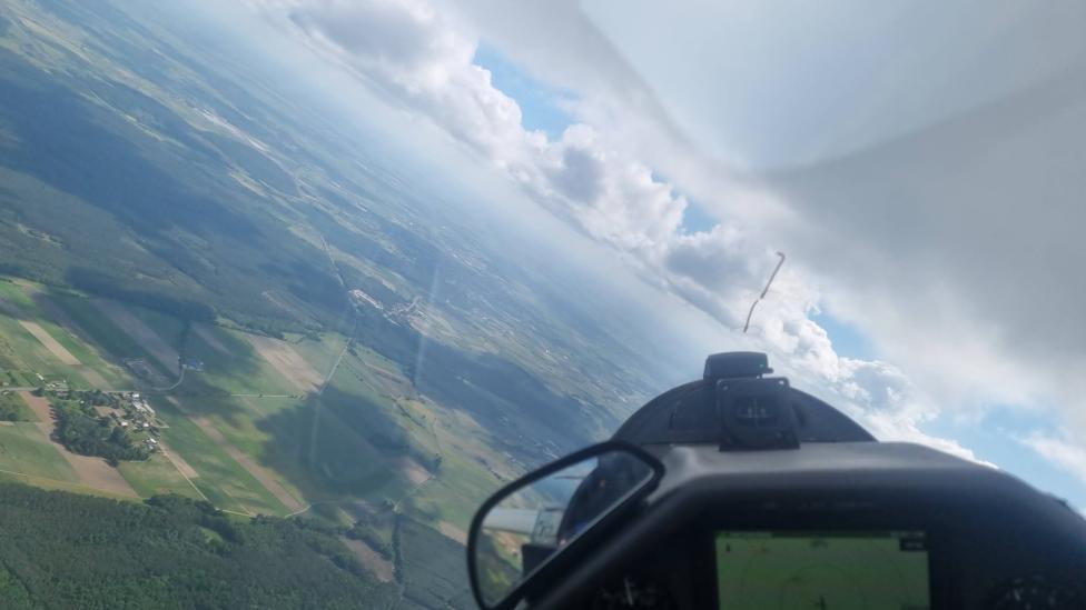 Widok z szybowca Discus bT WL (fot. Paweł Strzelczyk, Facebook)4