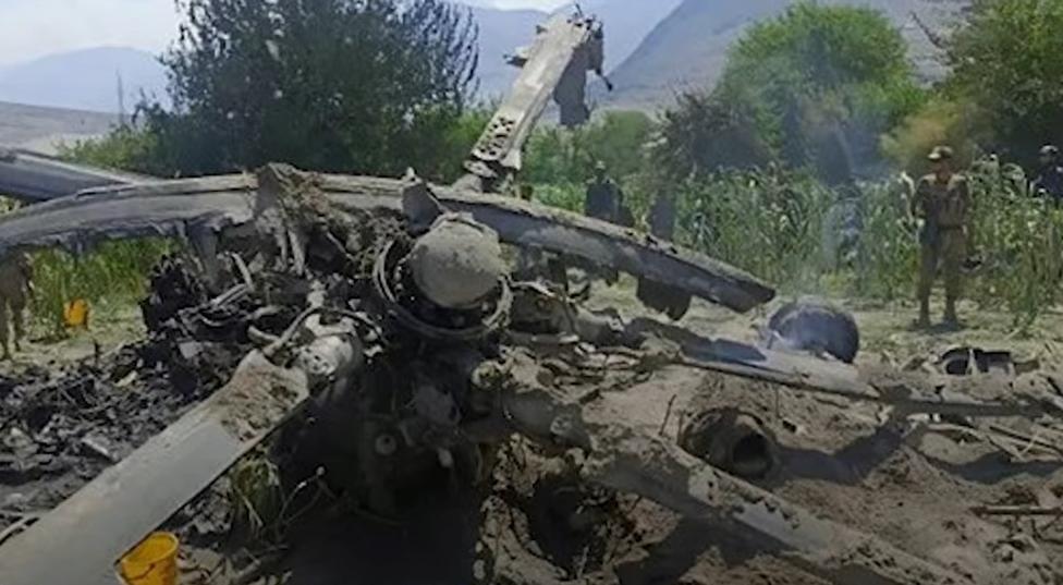 Wrak śmigłowca transportowego Mi-17 w pakistańskiej części Kaszmiru (fot. kadr z filmu na youtube.com)