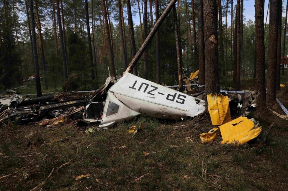 Wrak samolotu Dromader M18 B (SP-ZUT) na miejscu zdarzenia (fot. PKBWL)