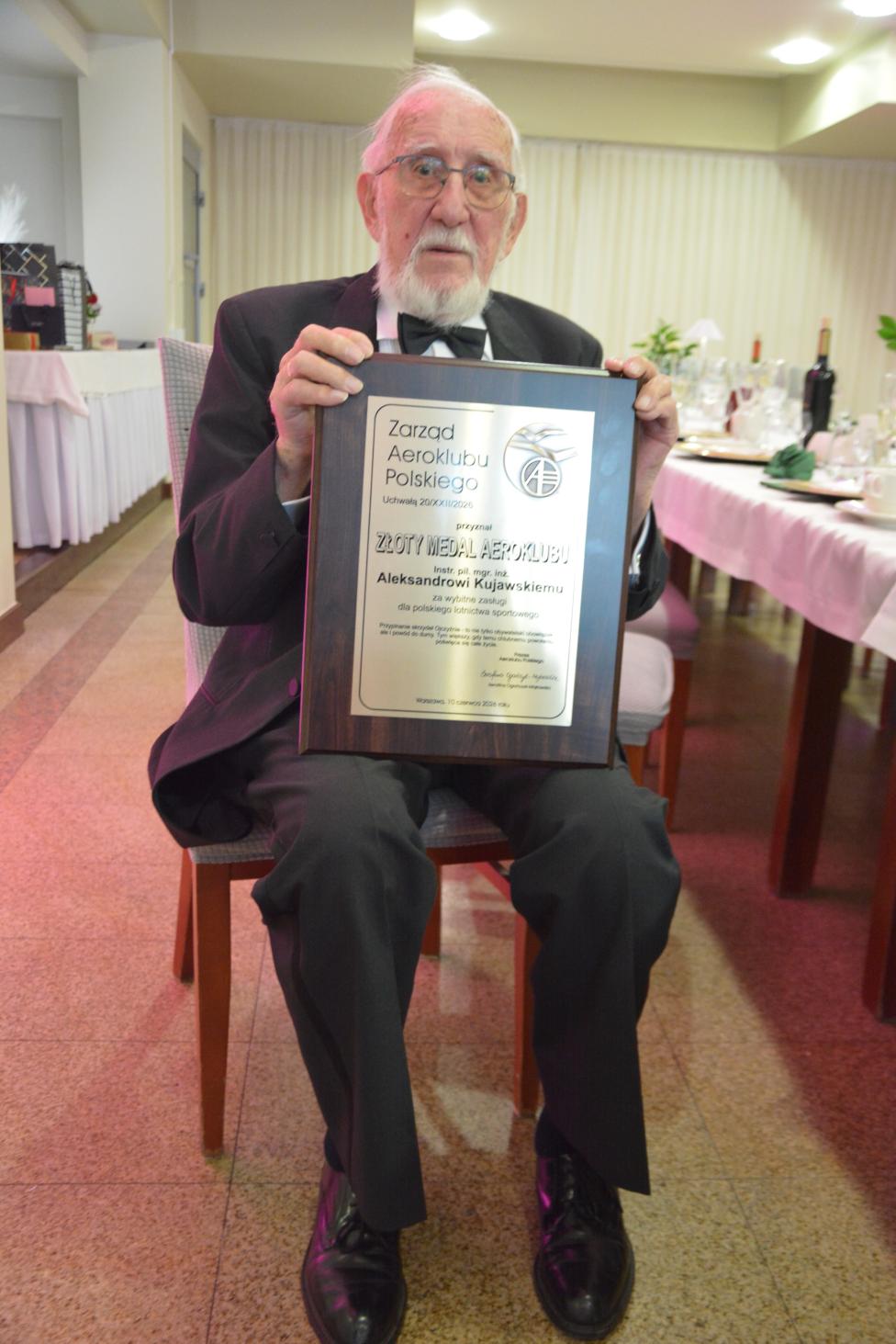 Złoty Medal Aeroklubu dla mgr. inż. instr. pil. Aleksandra Kujawskiego (fot. Andrzej Szymczak)