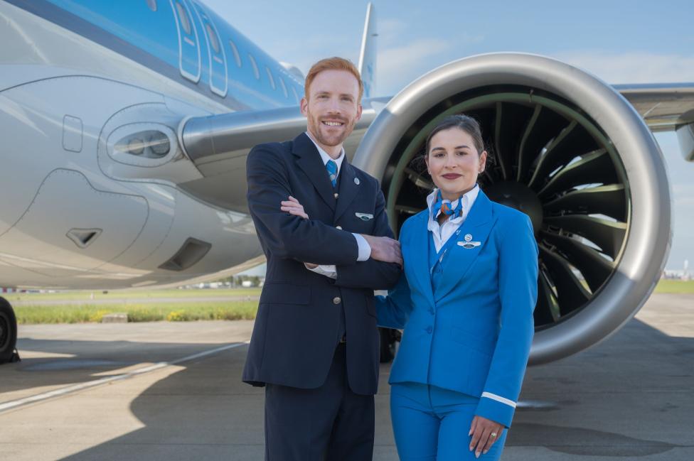 Załoga KLM na tle samolotu (fot. KLM)