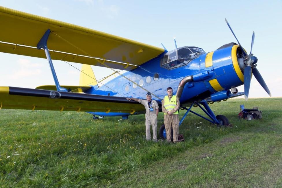 An-2 (SP-AOU) i piloci, ojciec i syn Sokołowscy (fot. Andrzej Amerski)