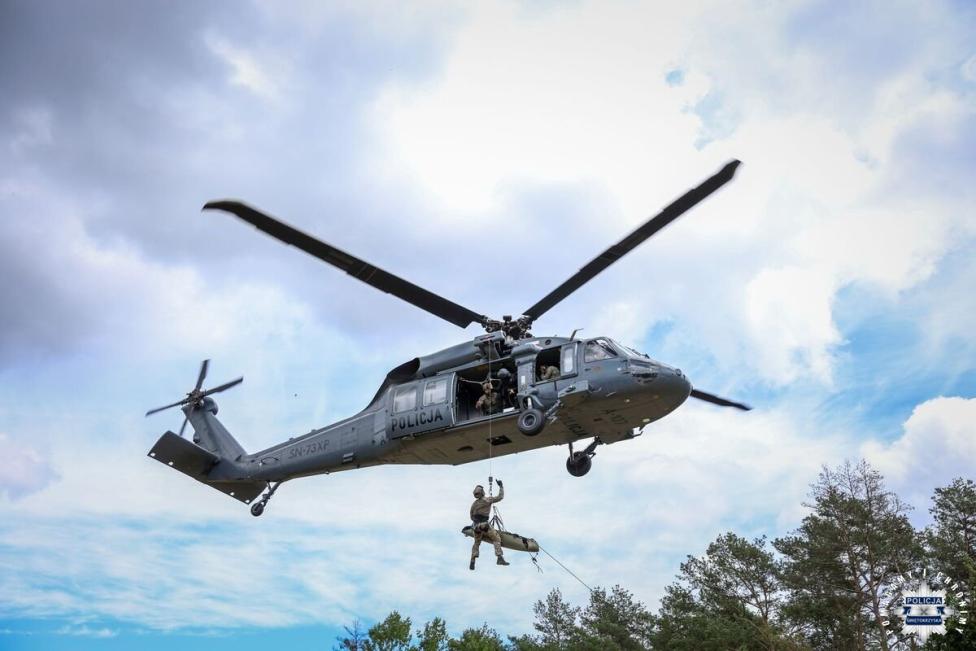 S-70i Black Hawk Policji podczas ćwiczeń kontrterrorystów (fot. KWP w Kielcach)2