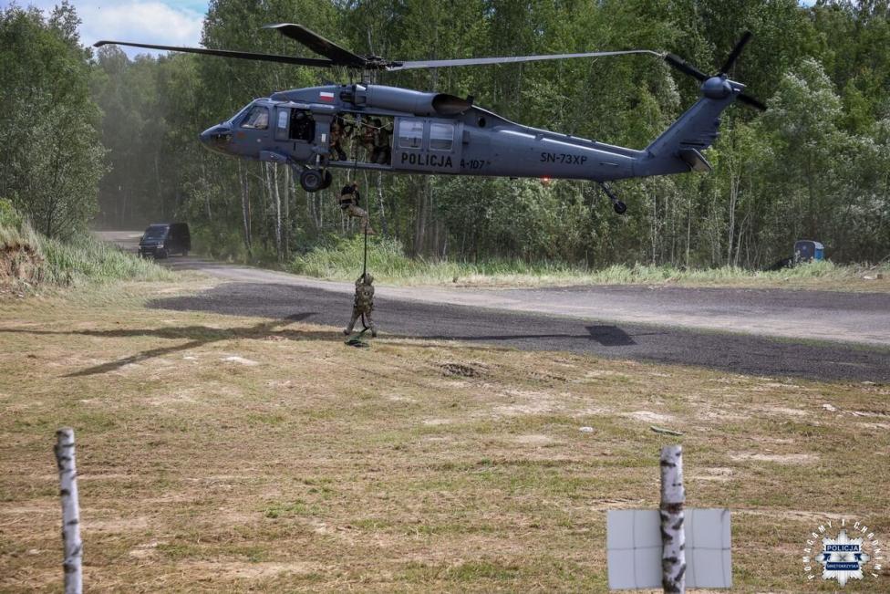 S-70i Black Hawk Policji podczas ćwiczeń kontrterrorystów (fot. KWP w Kielcach)3