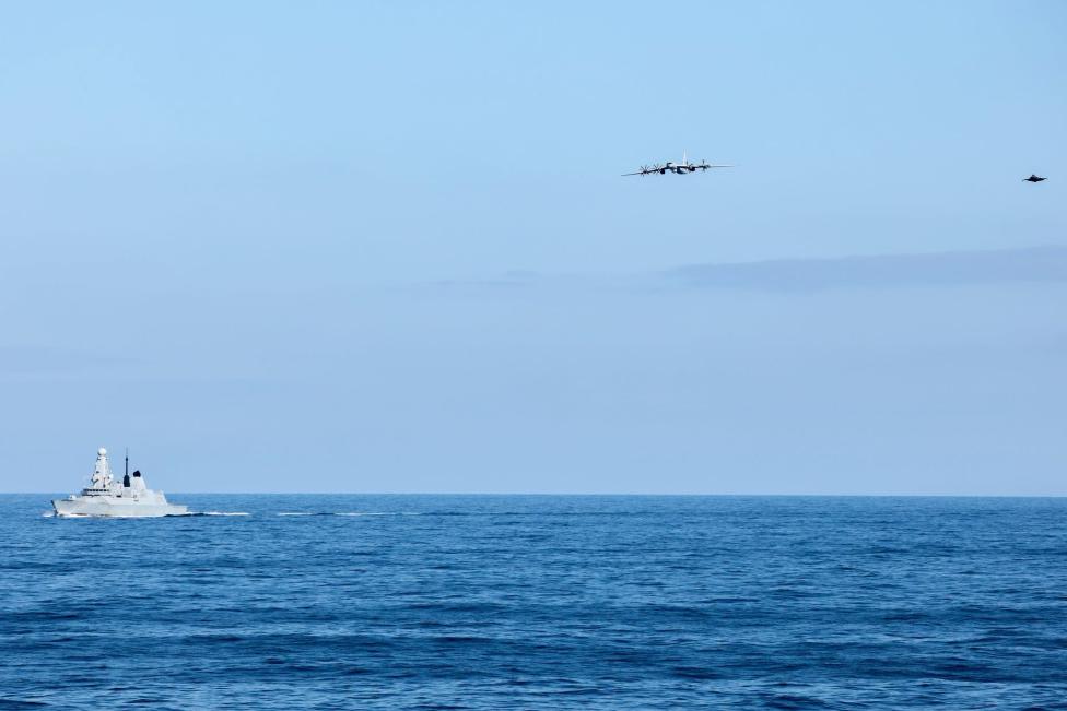 Tu-142 eskortowany przez brytyjski odrzutowiec F-35 nad Morzem Norweskim (fot. Ministry of Defence, Facebook)